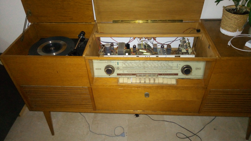 Reparateur De Poste De Radio à Lampes