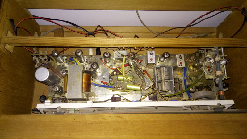 Reparateur De Poste De Radio A Lampes