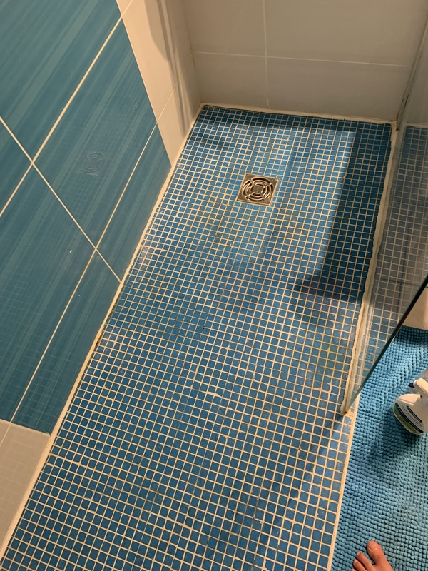 Joints douche à l’italienne à refaire, Rillieuxlapape, Refaire joints salle de bain, proposez