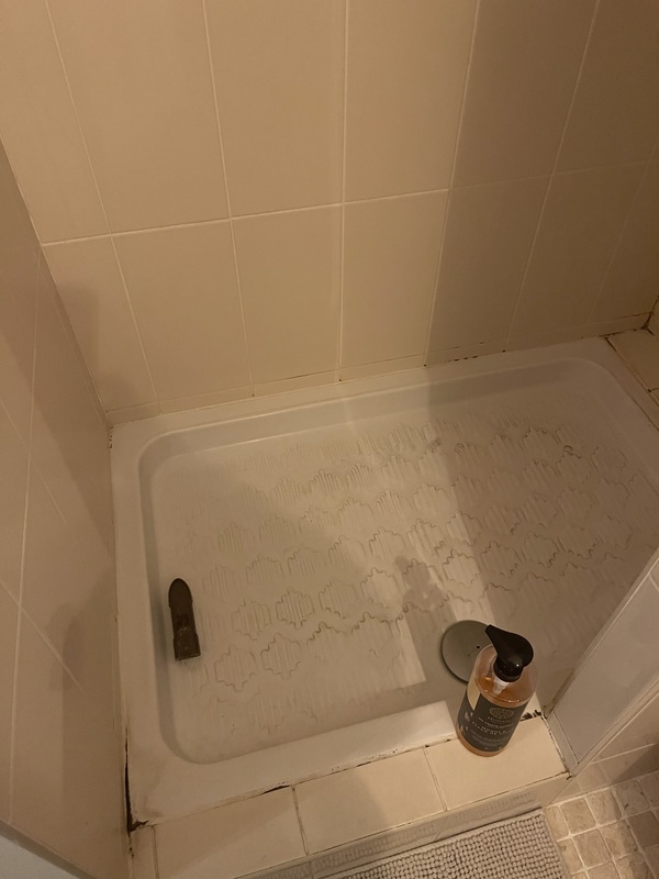 Refaire joint baignoire et douche, La possession, Refaire joints salle